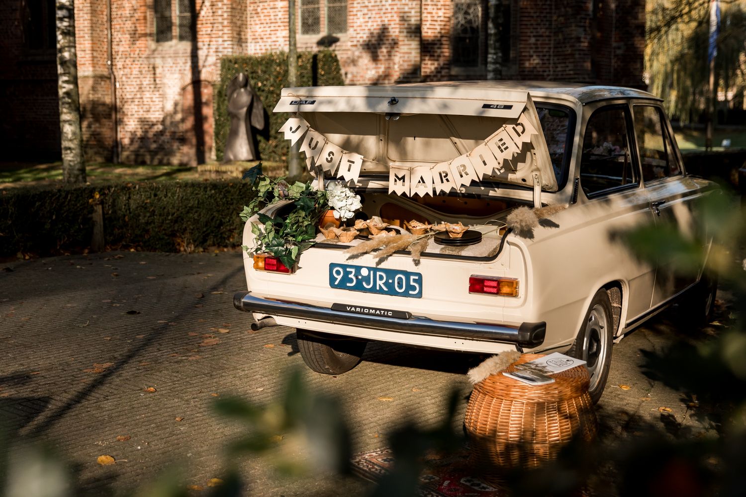 foto witte trouwauto